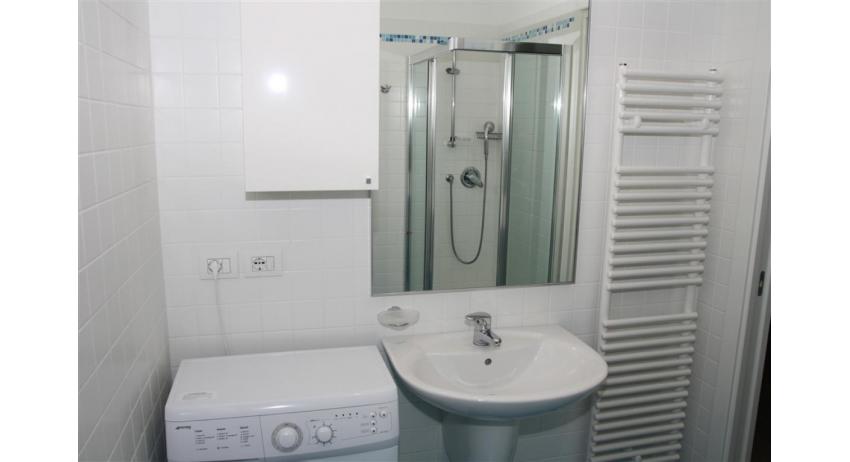 residence MEDITERRANEE: B5 - bagno con lavatrice (esempio)
