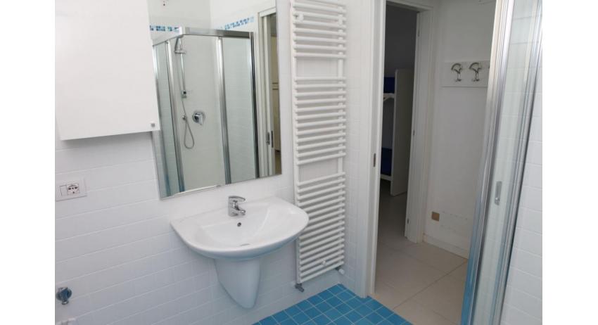 residence MEDITERRANEE: C5 - bagno con box doccia (esempio)